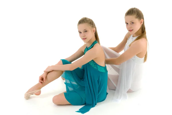 Teenagermädchen in weißen und blauen Sportkleidern sitzen auf dem Flo — Stockfoto