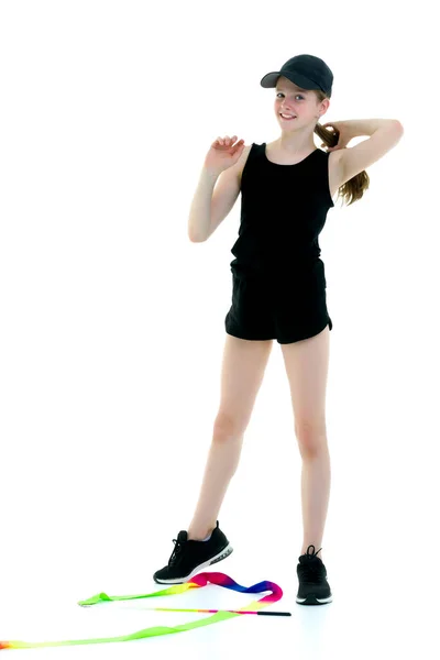 Ragazza ginnasta esegue esercizi con nastro. — Foto Stock