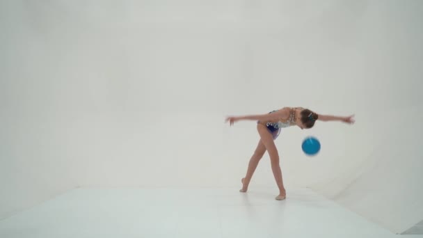 Girl gymnast performs exercises with the ball. — Stock Video