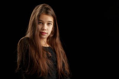 Siyah bir zemin üzerine bir kupa ile küçük kız.