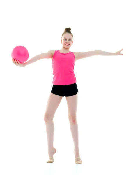 Kleines Mädchen macht Fitness mit Ball. — Stockfoto