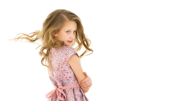 Mooi blond meisje op roze jurk zitten op de vloer knuffelen haar — Stockfoto