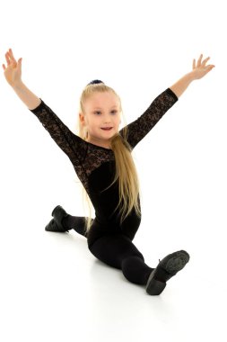 Sıska kız jimnastikçi sicim yapıyor. Çocuk sporu konsepti.