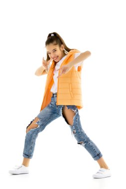 Küçük kız ellerini yüzüne doladı..