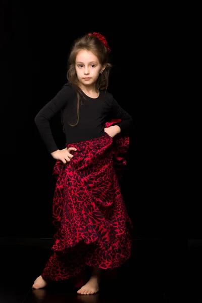 Menina dançarina em preto e vermelho vestido realizando no preto Backgroun — Fotografia de Stock