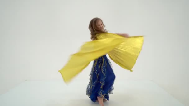 Blond flicka i orientalisk kostym dans mage dans med vingar — Stockvideo