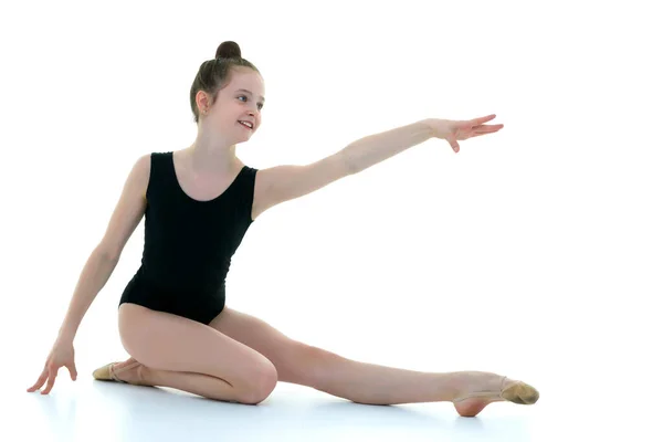 Gymnastka provádí akrobatický prvek na podlaze. — Stock fotografie