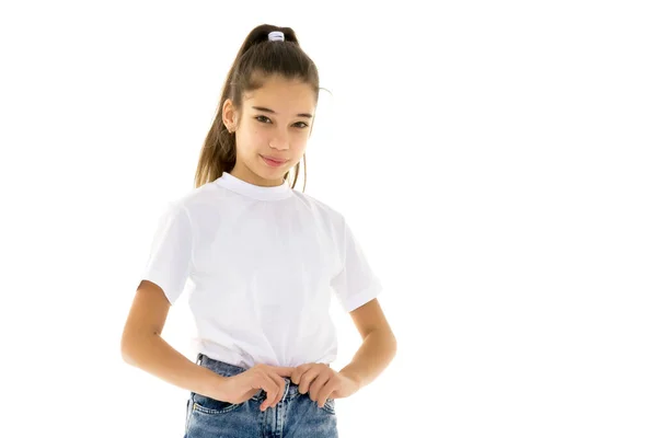 Chica encantadora en una camiseta blanca pura para la publicidad y pantalones cortos —  Fotos de Stock