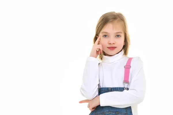 Das kleine Mädchen denkt. Vereinzelt auf weißem Hintergrund. — Stockfoto