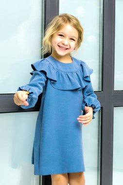 Güzel Sarışın Mutlu Kız Duvara yaslanıyor