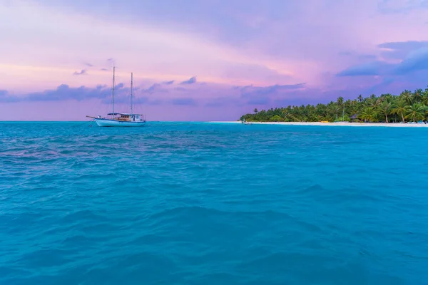 Yate cerca del muelle de una fabulosa isla en las Maldivas. — Foto de Stock