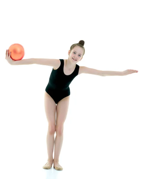 Niña se dedica a la aptitud con una pelota. —  Fotos de Stock