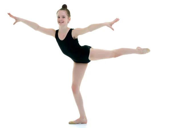 Gymnastikern utför ett akrobatiskt element. — Stockfoto