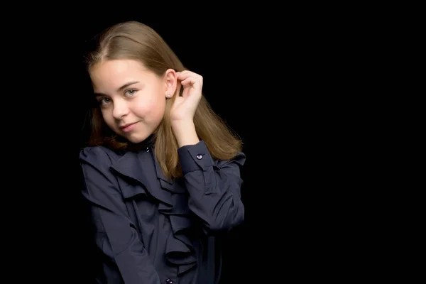 A beautiful little girl straightens her hair on her head. — Stock Photo, Image