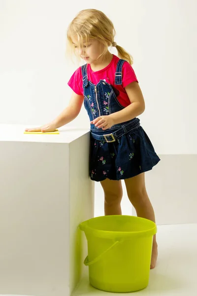 Hermosa chica rubia limpiando polvo con trapo y cubo — Foto de Stock