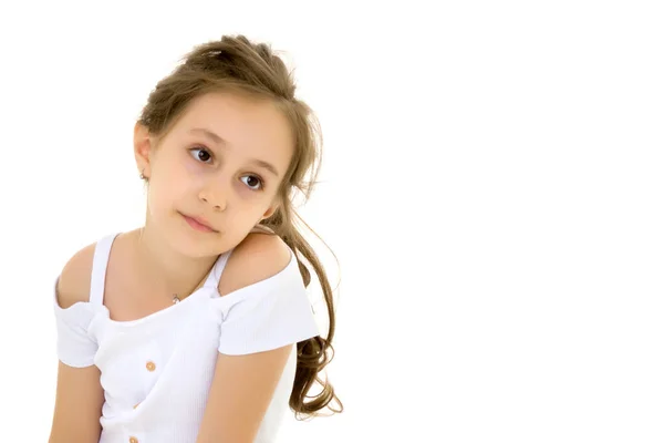 Reklam için beyaz tişörtlü küçük kız. — Stok fotoğraf