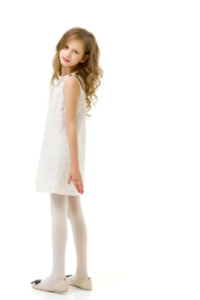 Side utsikt över söt flicka bär vit elegant spets klänning — Stockfoto