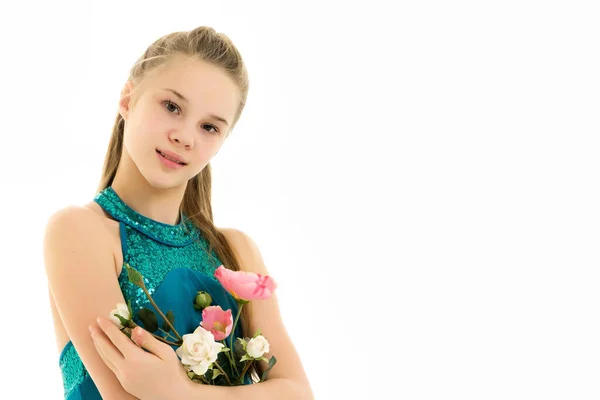 Linda niña posando en el estudio con un ramo de ro pequeño — Foto de Stock