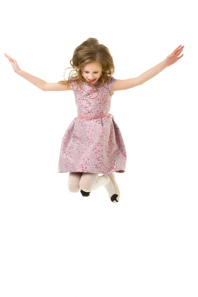 Menina loira bonita feliz pulando com as mãos levantando — Fotografia de Stock