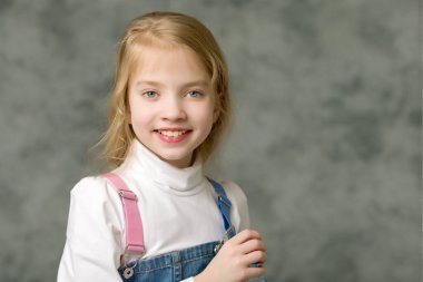 Küçük bir kızın portresi. Beyaz arka planda izole edilmiş..