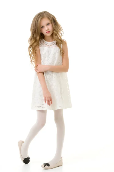 Menina encantadora com cabelo loiro Vestido roupas elegantes posando no estúdio — Fotografia de Stock