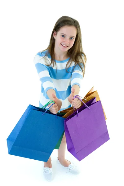 Dziewczynka z wielobarwnymi torbami w rękach. — Zdjęcie stockowe