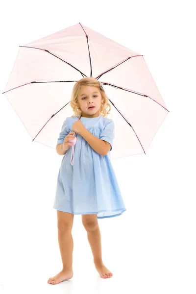 Kleines Mädchen unter einem Regenschirm. Konzeptstil und Mode. Isoliert auf weißem Hintergrund. — Stockfoto