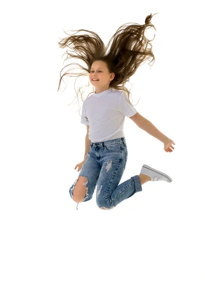 La bambina sta saltando divertente.Il concetto di buon umore, vacanze estive. — Foto Stock