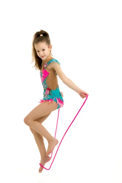 A girl gymnast performs exercises with a skipping rope. — Stock Photo, Image