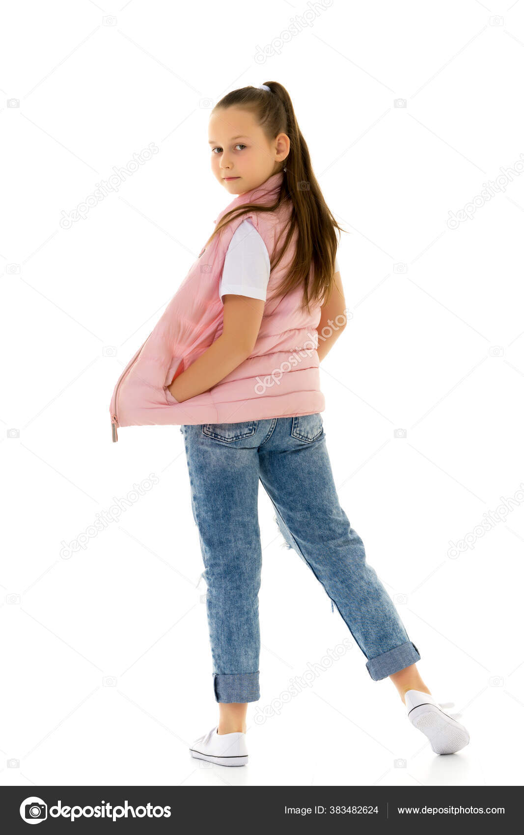 The little girl turned her back to the — Stock Photo