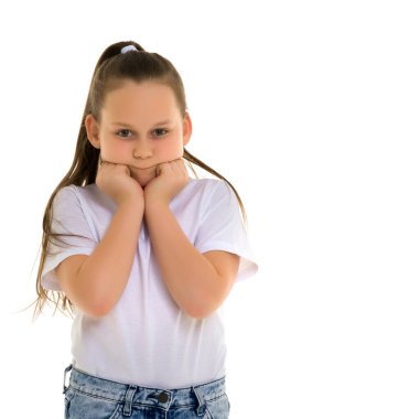 Küçük kız ellerini yüzüne doladı..