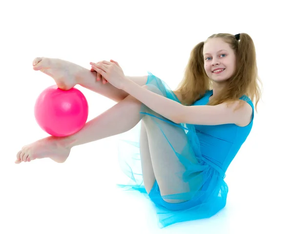 Menina está envolvida na aptidão com uma bola. — Fotografia de Stock