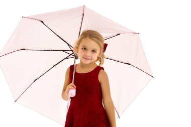 Şemsiye altında küçük bir kız. Tarz ve moda. Beyaz arkaplanda izole.