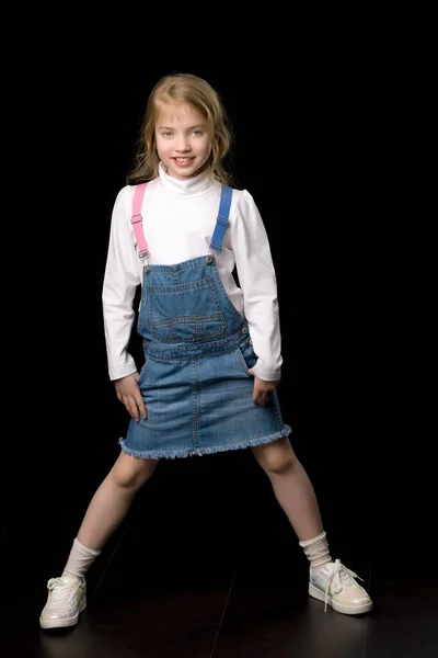 Kleines Mädchen im kurzen Jeanskleid. — Stockfoto