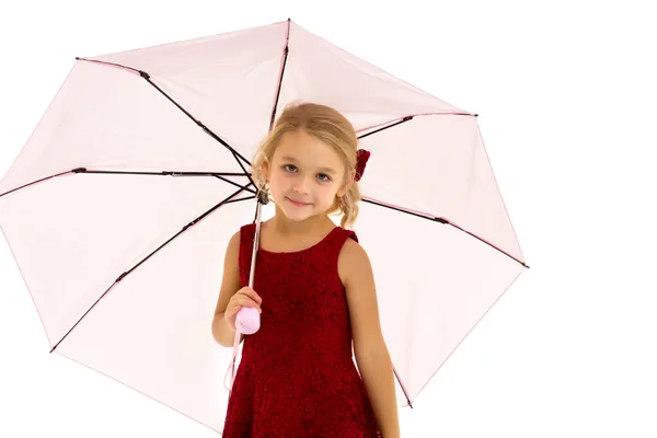 Lille pige under en paraply.Koncept stil og mode. Isoleret på hvid baggrund. - Stock-foto