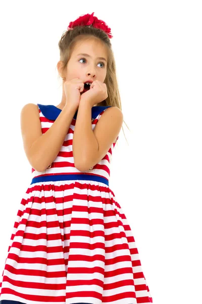 Den lilla flickan blev mycket förvånad över vad hon såg. Begreppet barns känslor. — Stockfoto