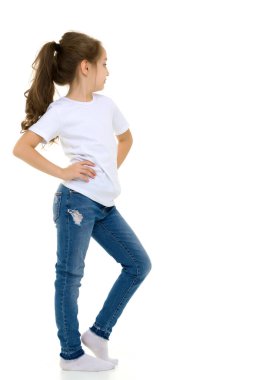 At kuyruklu, belinde elleri olan şık bir kız..