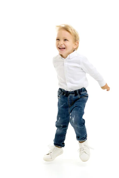 Menino salto.O conceito de uma infância feliz, esportes e fitness . — Fotografia de Stock