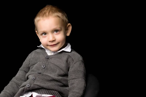 Schattig stijlvol jongen poseren poseren en kijken omhoog in de studio — Stockfoto