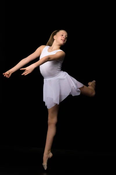 Retrato de longitud completa de una encantadora chica gimnasta en vestido elegante. —  Fotos de Stock