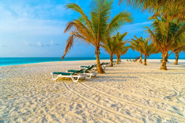 Liegestühle an einem wunderschönen tropischen Strand auf den Malediven — Stockfoto