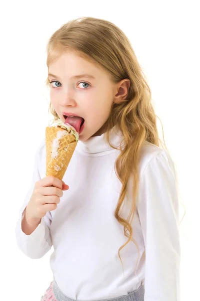 Menina gentilmente lambe um sorvete muito frio . — Fotografia de Stock