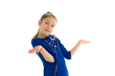 Küçük kız kollarını iki yana açmış, duyguları coşturmuş..