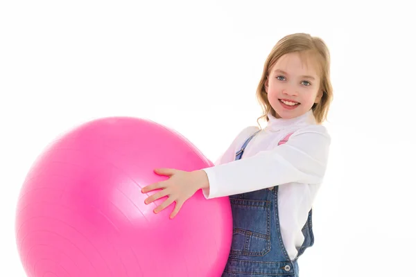 Menina brinca com uma grande bola para a aptidão — Fotografia de Stock