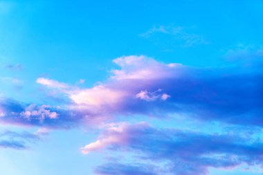 Uçsuz bucaksız mavi gökyüzü ve bulutlar