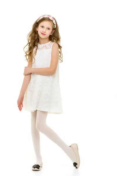 Volledig lichaam lengte portret van mooi meisje in wit kant jurk — Stockfoto