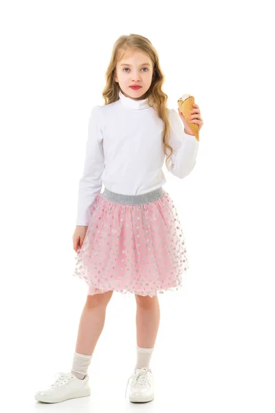 Beautiful little girl eats ice-cream in the summer. — Stock Photo, Image