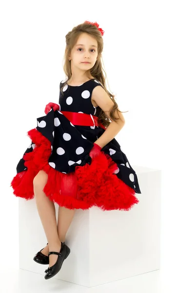 Porträt eines hübschen Mädchens, das im Retro-Stil Tupfen-Kleid trägt — Stockfoto