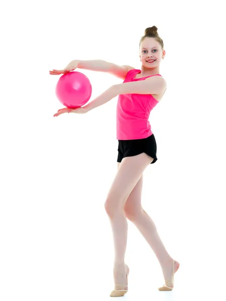 Menina está envolvida na aptidão com uma bola. — Fotografia de Stock