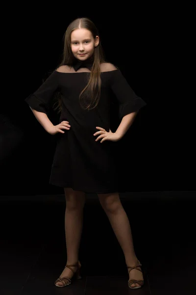 Χαριτωμένο κοριτσάκι σε ένα όμορφο φόρεμα σε μαύρο φόντο. — Φωτογραφία Αρχείου